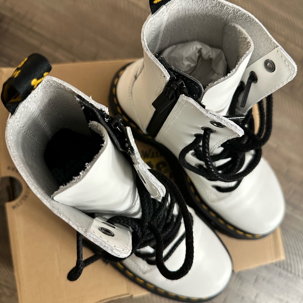 Doc Martens White size 6 platform Brand new never got the chance to wear! - Picture 4 of 7